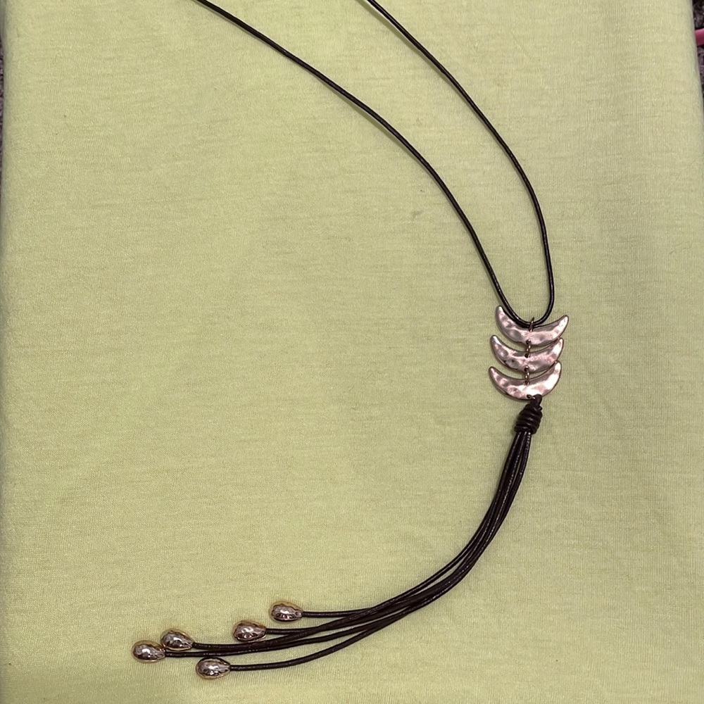 Metal weighted leather accent ladies necklace